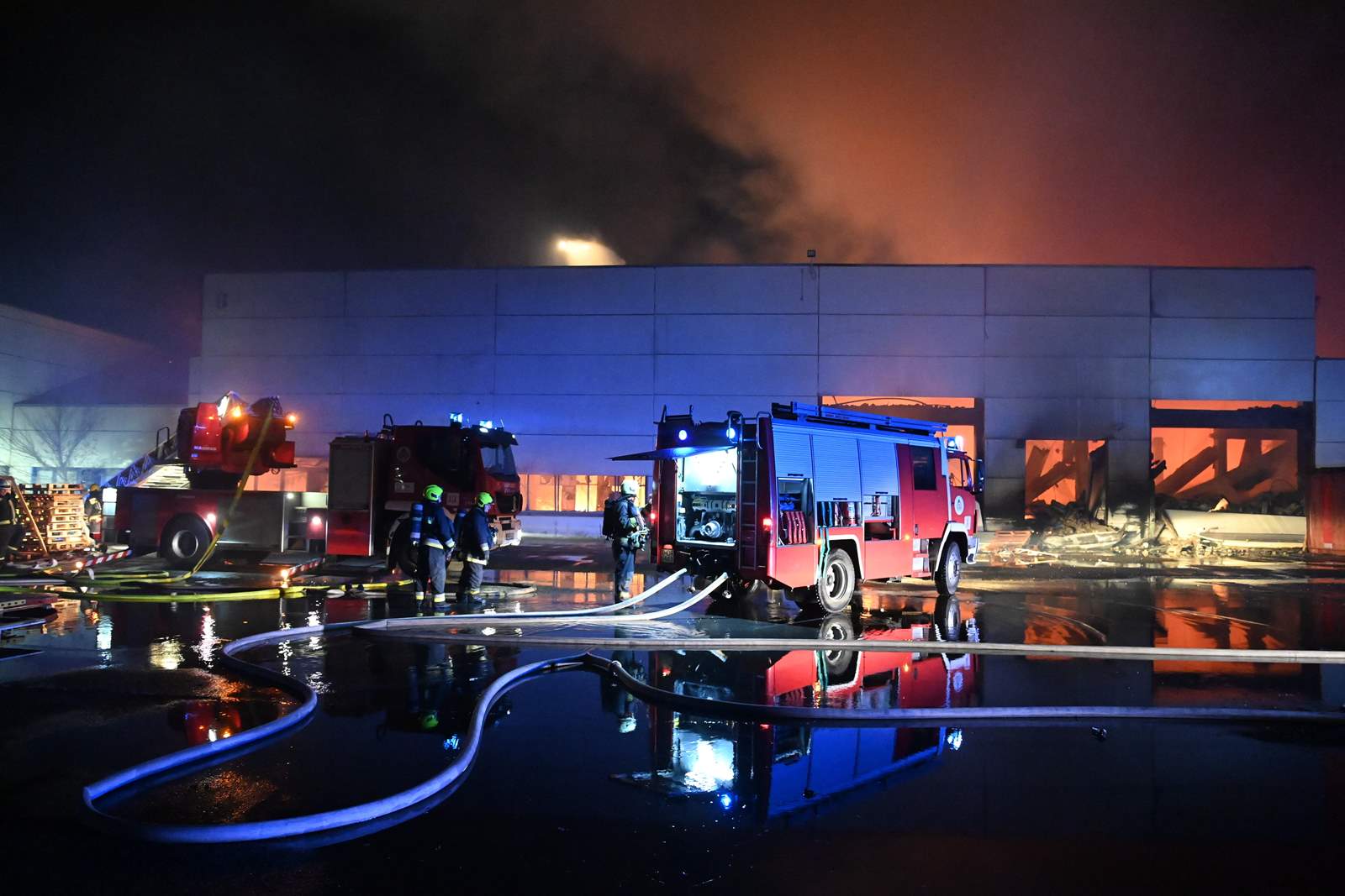 Kőbányai tűzeset egy raktárépületben. Fotó: MTI
