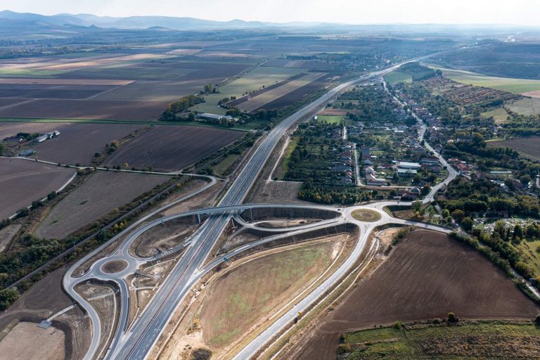 M30-as autópálya Miskolc és Tornyosnémeti között átadott szakaszának köszönhetően közvetlen autópálya kapcsolat jött létre a borsodi megyeszékhely és Kassa között. Fotó: NIF Zrt.