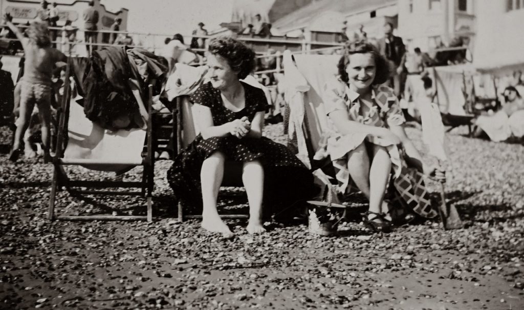 Nők a strandon egy régi fotón