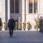 Katonai tiszteletadás mellett felvonják a nemzeti lobogót az 1956-os forradalom és szabadságharc 65. évfordulóján az Országház előtti Kossuth Lajos téren 2021. október 23-án. Fotó: MTI/Balogh Zoltán