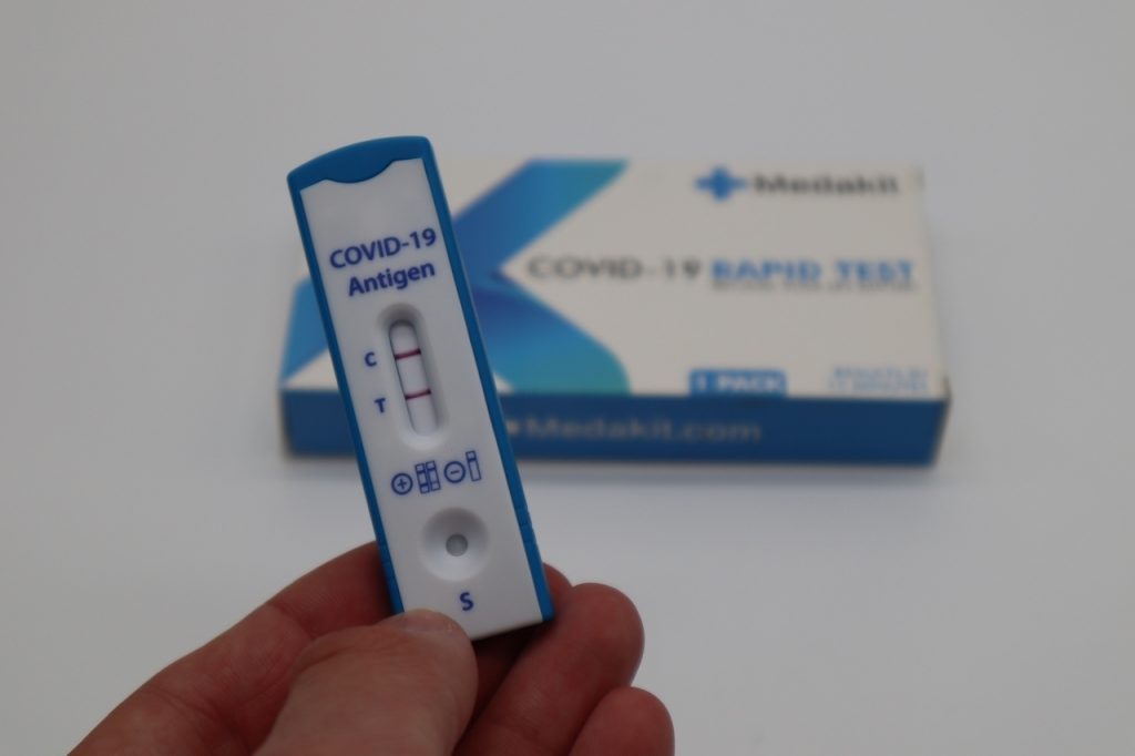 pozitív koronavírus teszt_pozitív COVID-19 teszt