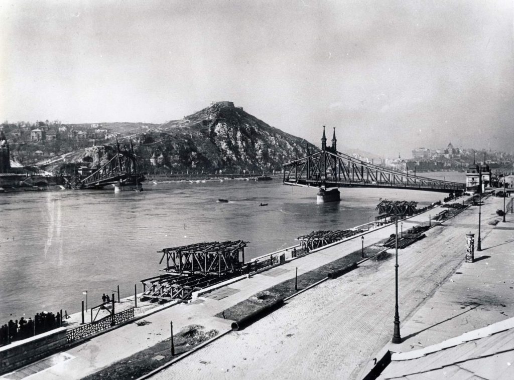 szabadság híd 1945