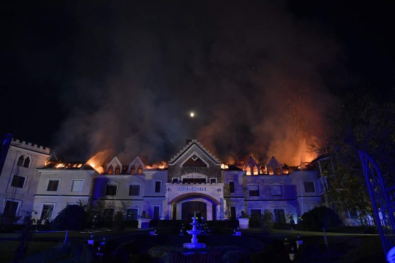 teljes terjedelmében ég a Borostyán Med Hotel tetőszerkezete (2)