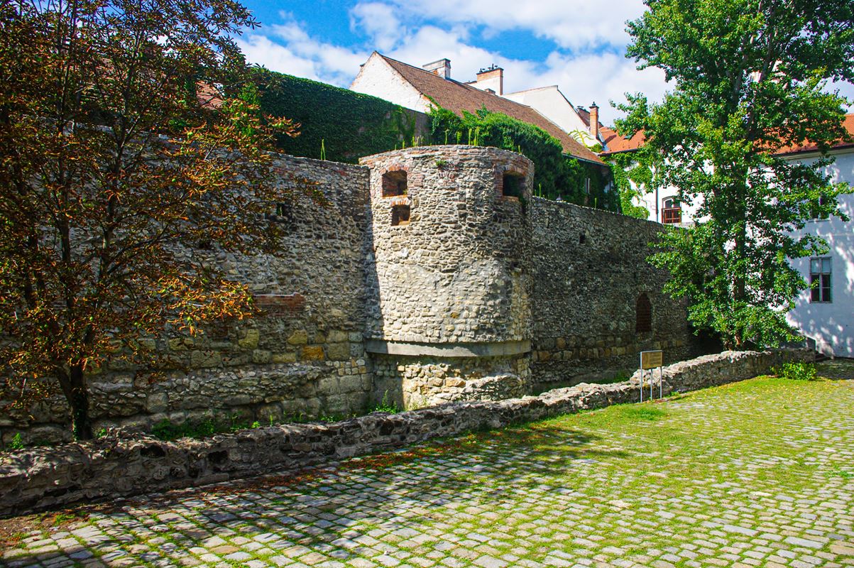 A soproni városfal kisrondellás szakasza