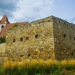 A városfal a Szent Márton-dómmal a háttérben