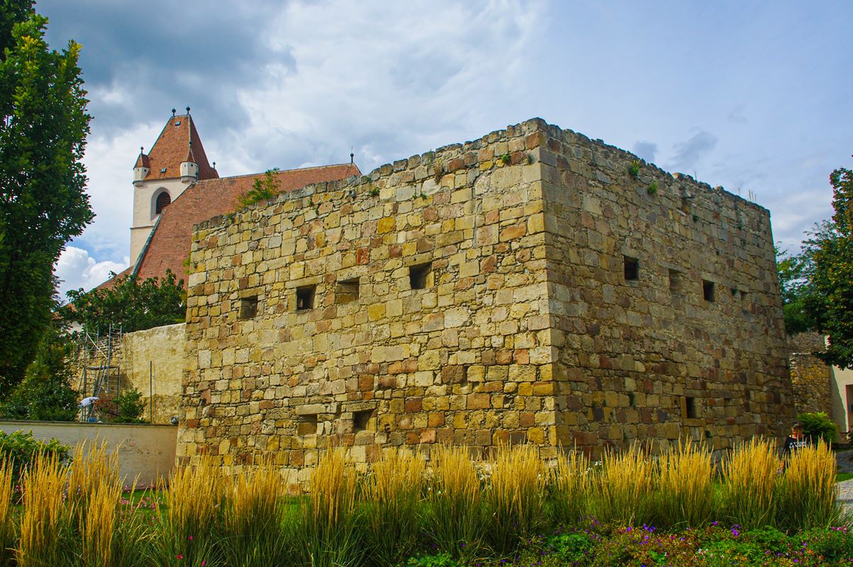 A városfal a Szent Márton-dómmal a háttérben