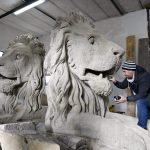 A Lánchíd oroszlánjai restaurálás alatt