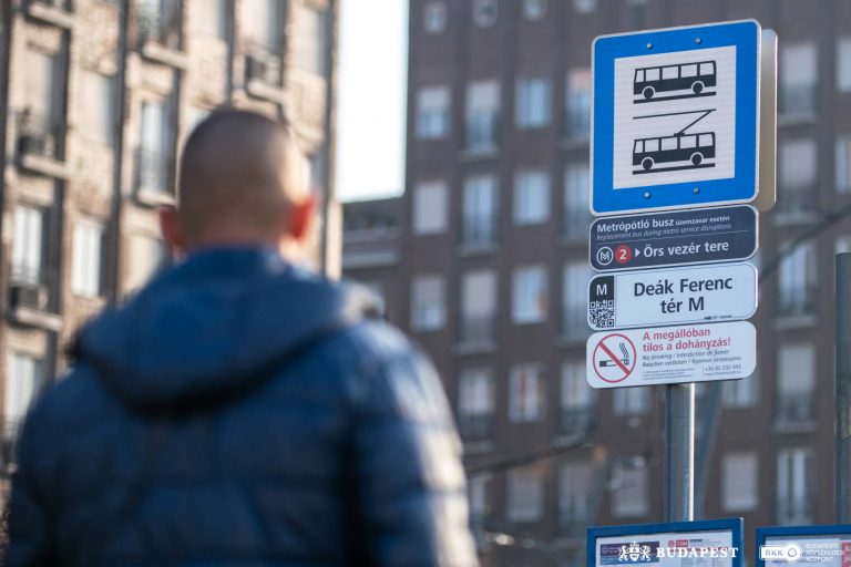 futár bkk qr tábla budapest