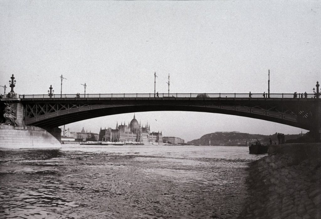 Margit híd, Parlament