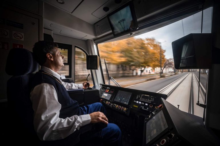 tram-train hódmezővásárhely sofőr máv