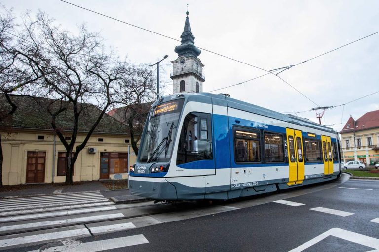 Az első tram-train Magyarországon, Hódmezővásárhely és Szeged között.