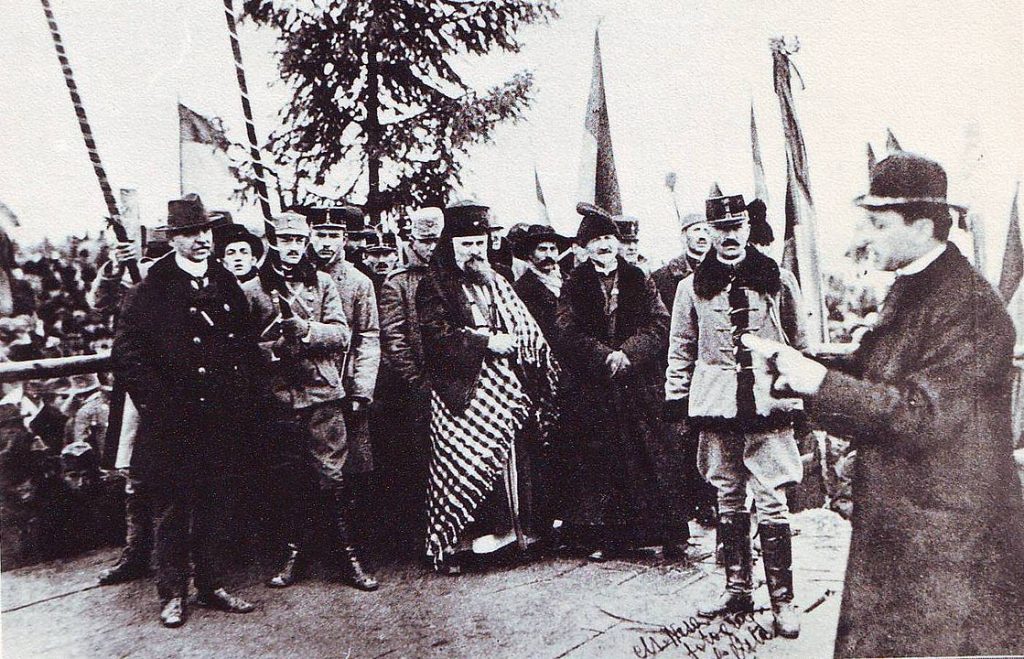 1918. december 1-én Iuliu Hossu felolvassa a gyulafehérvári határozatokat (Wikipédia)