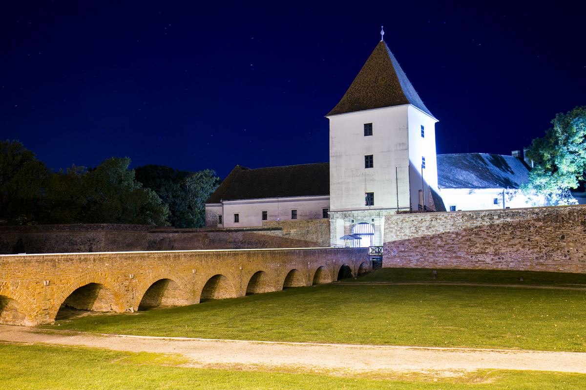 A sárvári vár éjszaka