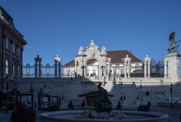 Habsburg-kapu és a Halászó gyerekek terasza