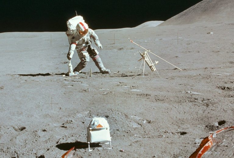 Űrhajós a Holdon Hold