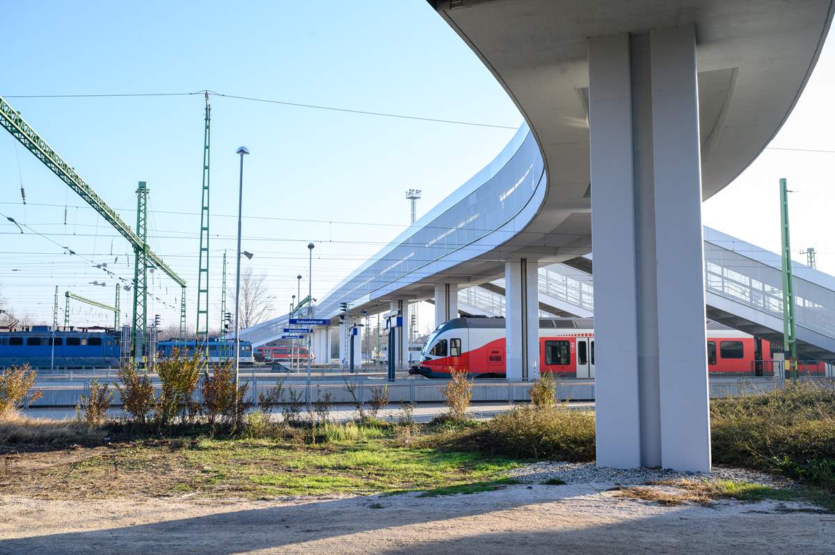 Székesfehérvár vasútállomáson létesült gyalogos felüljáró kivitelezésének lezárásáról