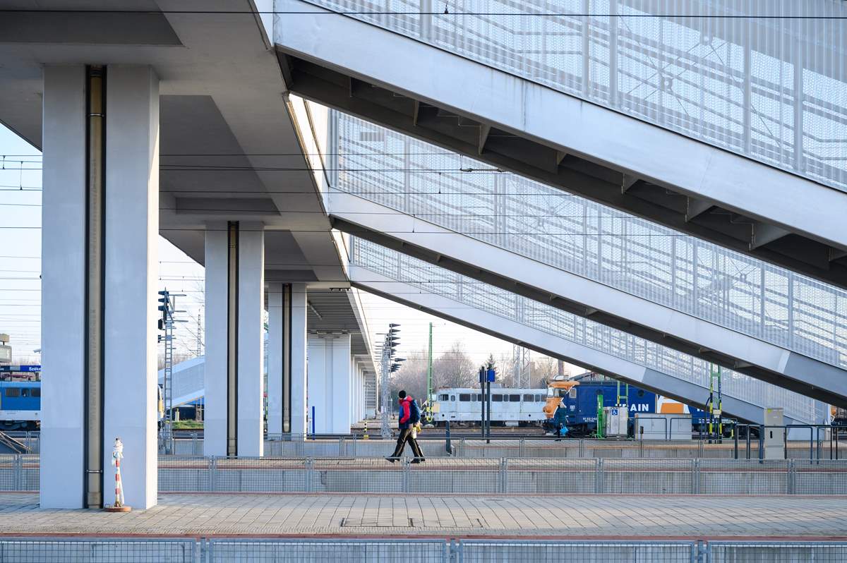 Székesfehérvár vasútállomáson létesült gyalogos felüljáró kivitelezése befejeződött. Fotó: MTI