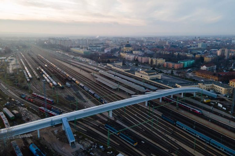 Székesfehérvár vasútállomáson létesült gyalogos felüljáró kivitelezése befejeződött. Fotó: MTI