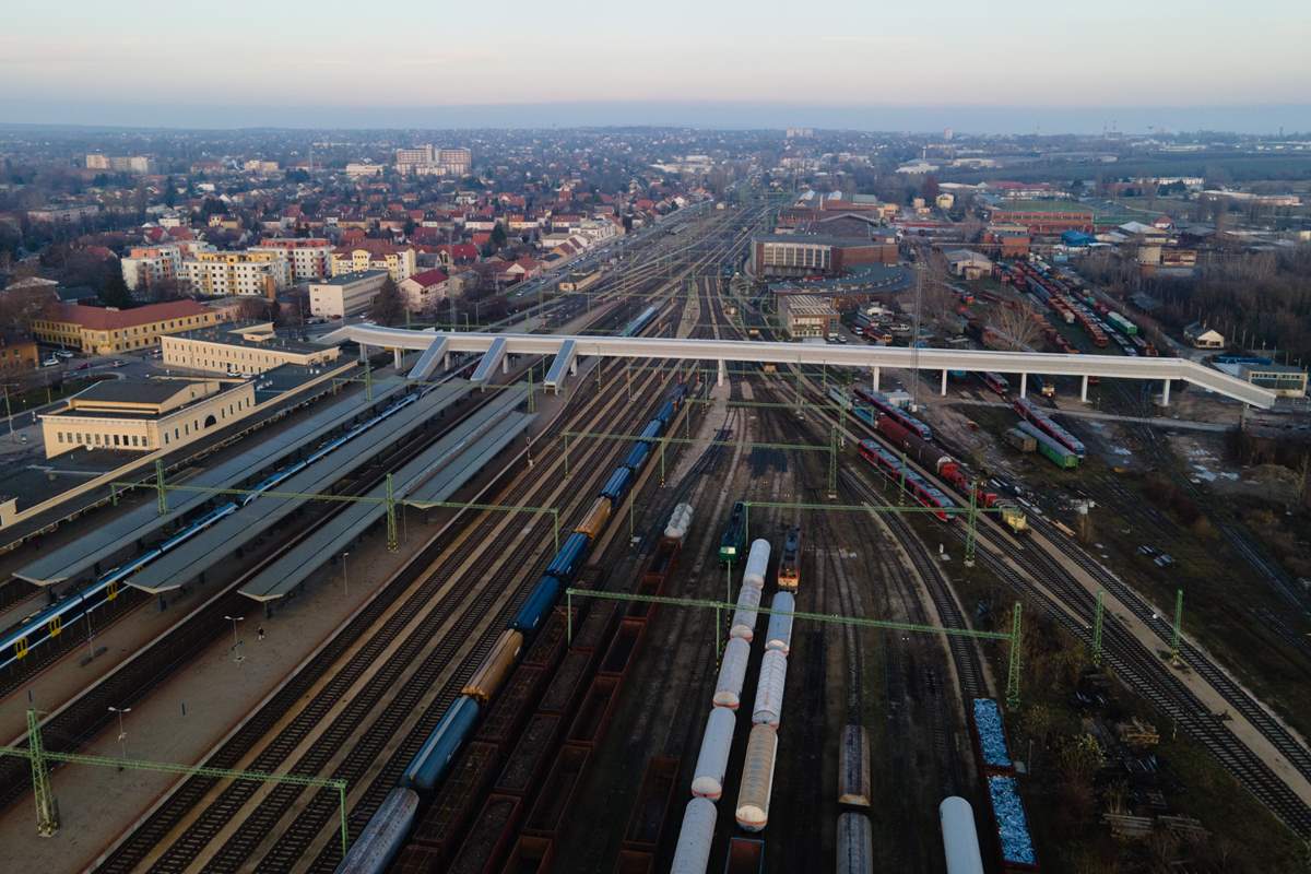 Székesfehérvár vasútállomáson létesült gyalogos felüljáró kivitelezése befejeződött. Fotó: MTI