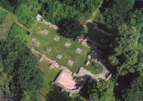A budaszentlőrinci pálos kolostor romjai a mai Szépjuhászné megálló mellett (Wikipédia)