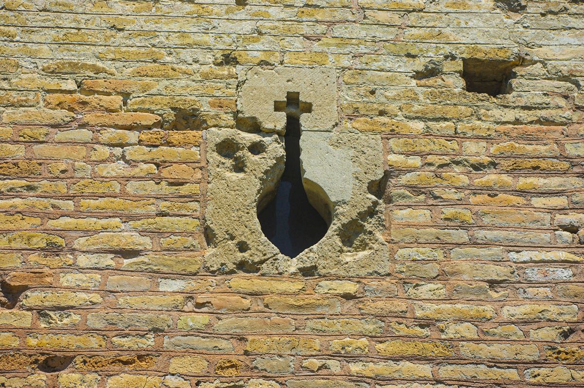 Kulcslyuk alakú lőrés a simontornyai várfalon