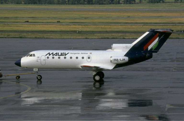 Malév gép a kifutón (Wikipédia)