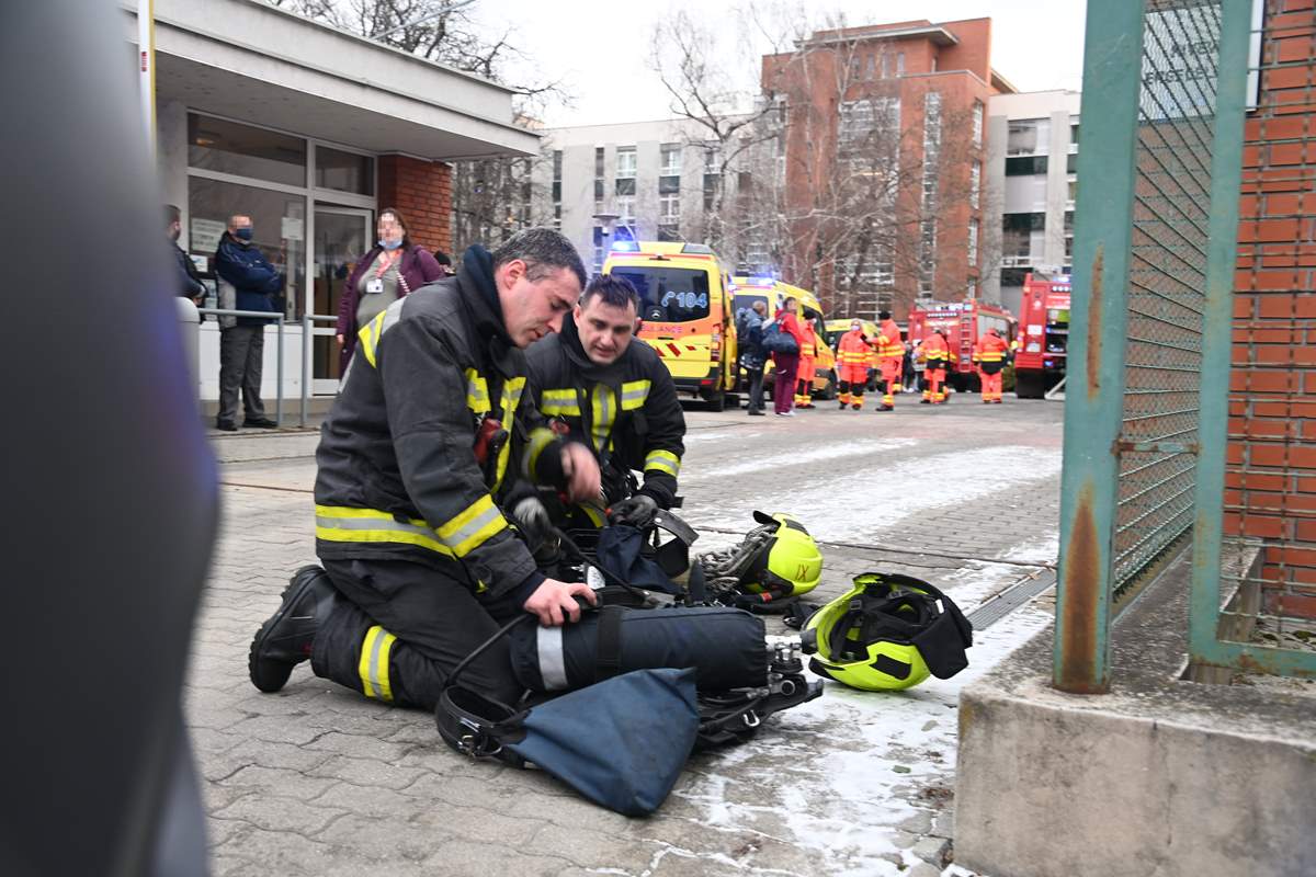 Tűz ütött ki vasárnap reggel a budapesti Szent Imre kórházban. Emberi életet is követelt a tűzeset. Fotó: MTI