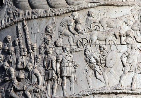 Nadrágot viselő római katonák Traianus oszlopáról (forrás: http://www.trajans-column.org/ )