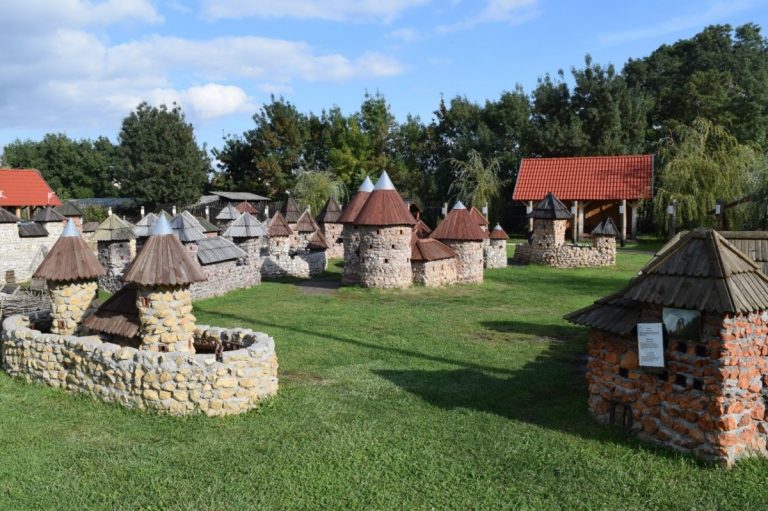 vár, várpark, Dinnyés, Dinnyési Várpark