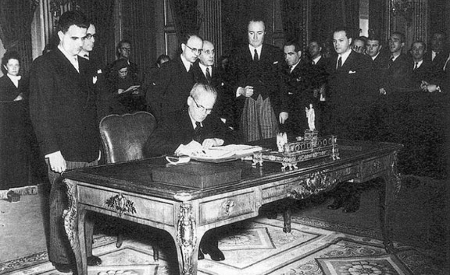 Gyöngyösi János aláírja a párizsi békeszerződés okmányát 1947. február 10-én (napiujsag.hu)