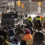 Lovasrendőrök érkeznek, hogy feloszlassák az oltásellenes tüntetést Ottawában