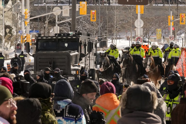 Lovasrendőrök érkeznek, hogy feloszlassák az oltásellenes tüntetést Ottawában