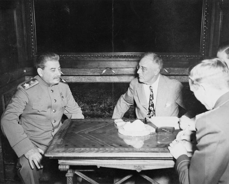 Sztálin és Roosevelt a jaltai konferencián (Wikipédia)