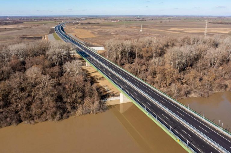 M4 autóút Szapáry híd
