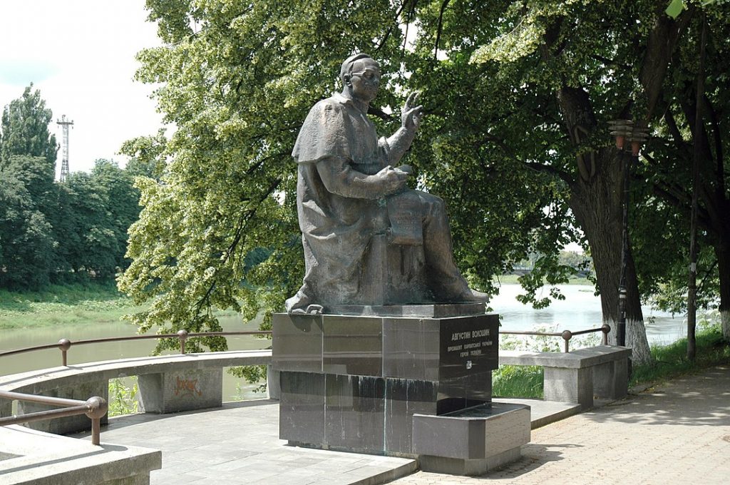 Augusztin Volosin szobra Ungváron (Wikipédia)