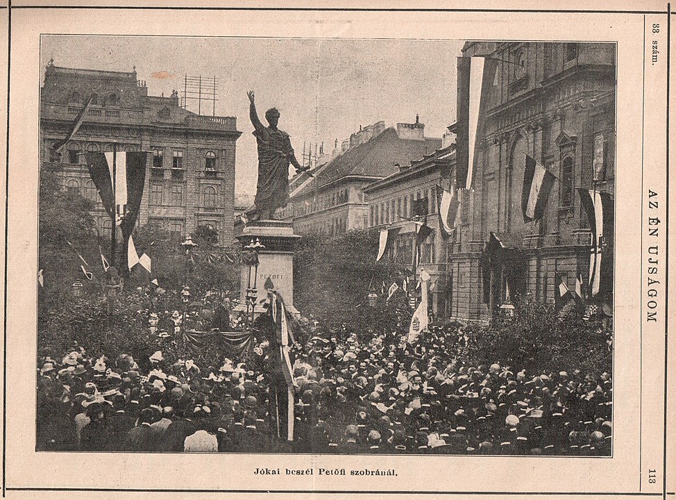 Jókai Mór beszédet mond 1898. március 15-én a Petőfi-szobornál (Wikipédia)