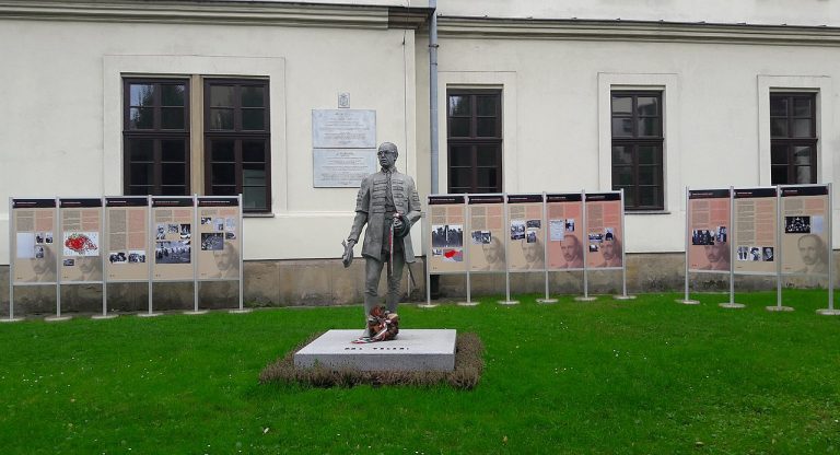 Teleki Pál szobra Krakkóban (Wikipédia)