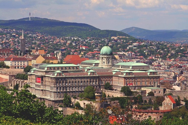A budai vár mai látképe (Wikipédia)