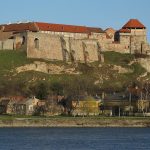 Az esztergomi vár látképe a Duna felől (Wikipédia)
