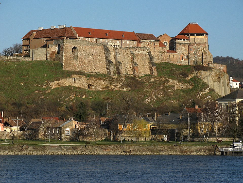Az esztergomi vár látképe a Duna felől (Wikipédia)