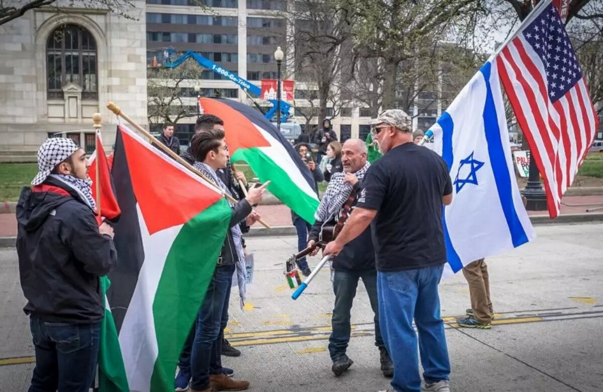Izraeli és palesztin tüntetők