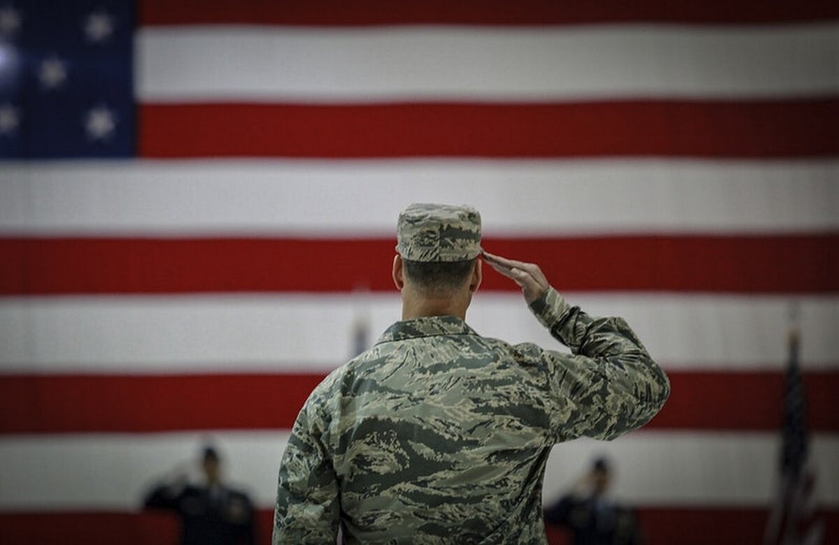 Tisztelgő amerikai katona