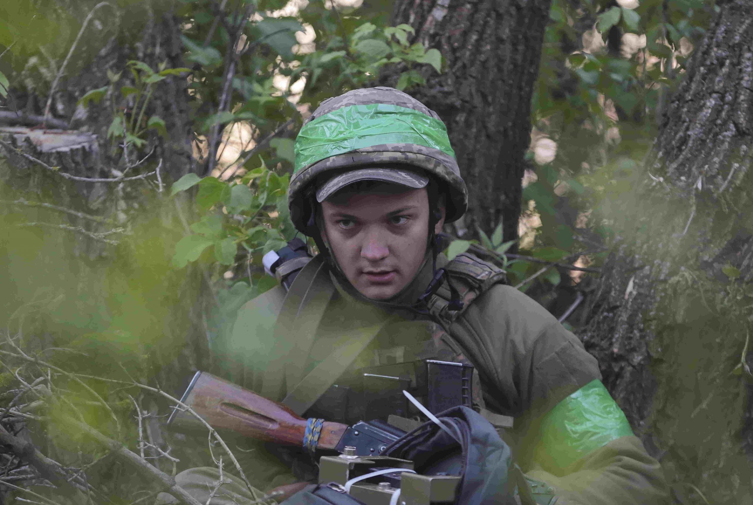 Ukrán katona a harkivi erdőben