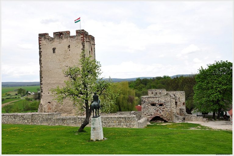 A nagyvázsonyi vár Kinizsi Pál szobrával (Wikipédia)