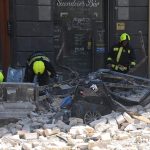 Homlokzati fal dőlt az utcára és parkoló autókra Budapest belvárosában (9)