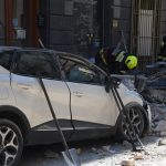 Homlokzati fal dőlt az utcára és parkoló autókra Budapest belvárosában (9)
