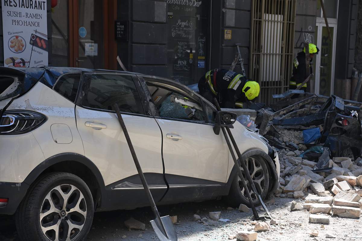 Homlokzati fal dőlt az utcára és parkoló autókra Budapest belvárosában (9)