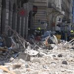 Homlokzati fal dőlt az utcára és parkoló autókra Budapest belvárosában (9)