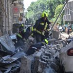 Homlokzati fal dőlt az utcára és parkoló autókra Budapest belvárosában (9)