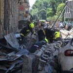 Homlokzati fal dőlt az utcára és parkoló autókra Budapest belvárosában (9)